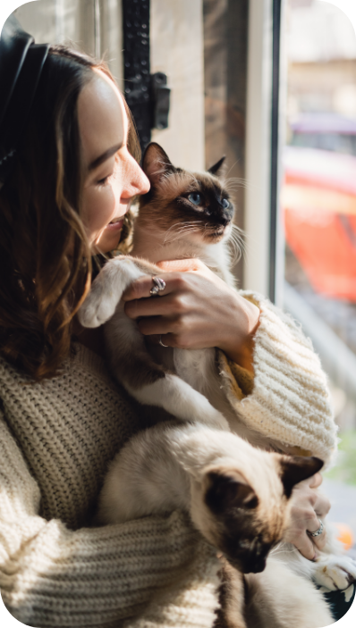 portrait-woman-with-siamese-cats